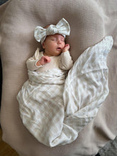 Load image into Gallery viewer, Mini &amp; Me Bamboo Muslin Wrap